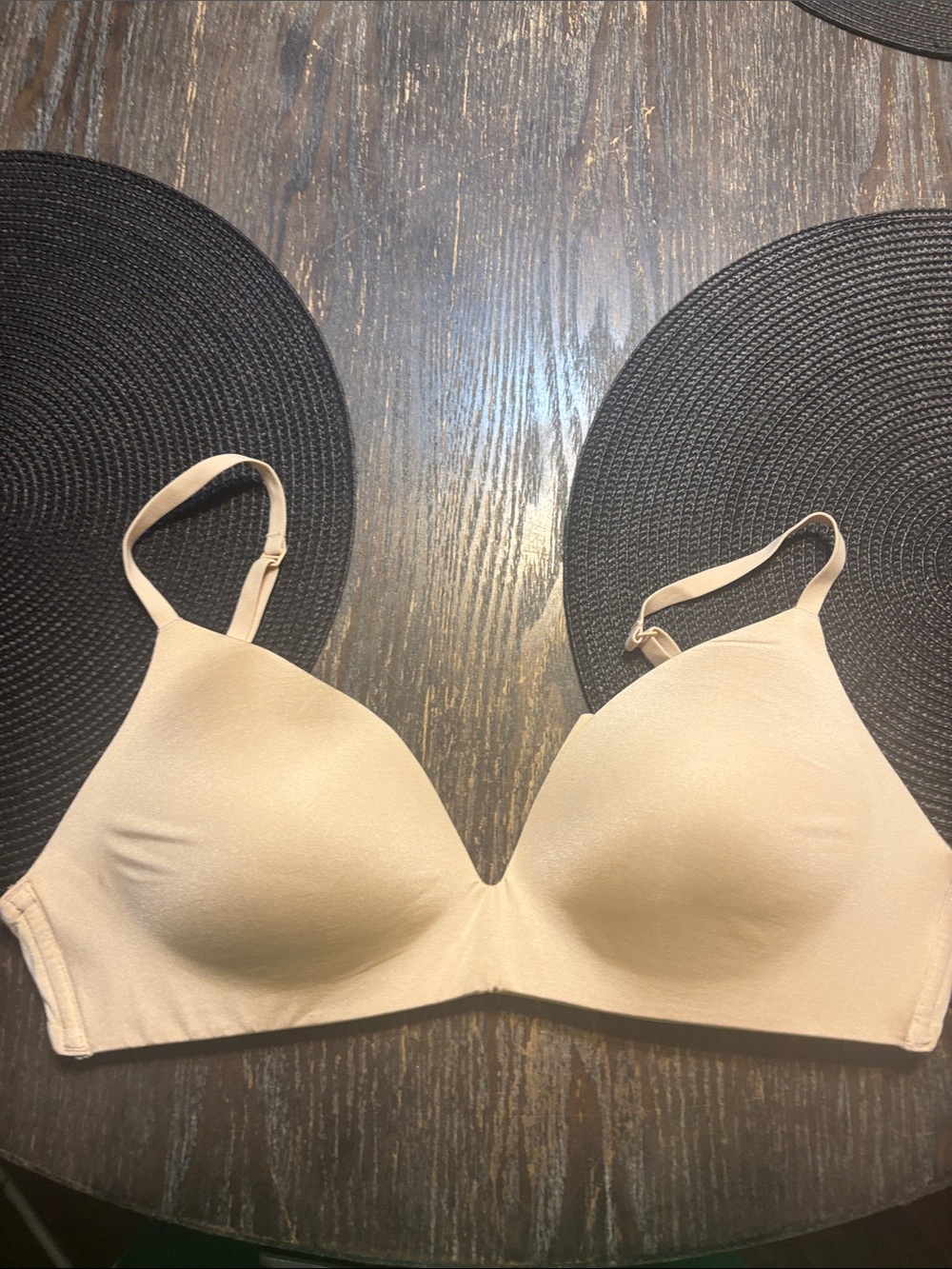 SKIMS wireless form Bra 34C NWOT creases pad